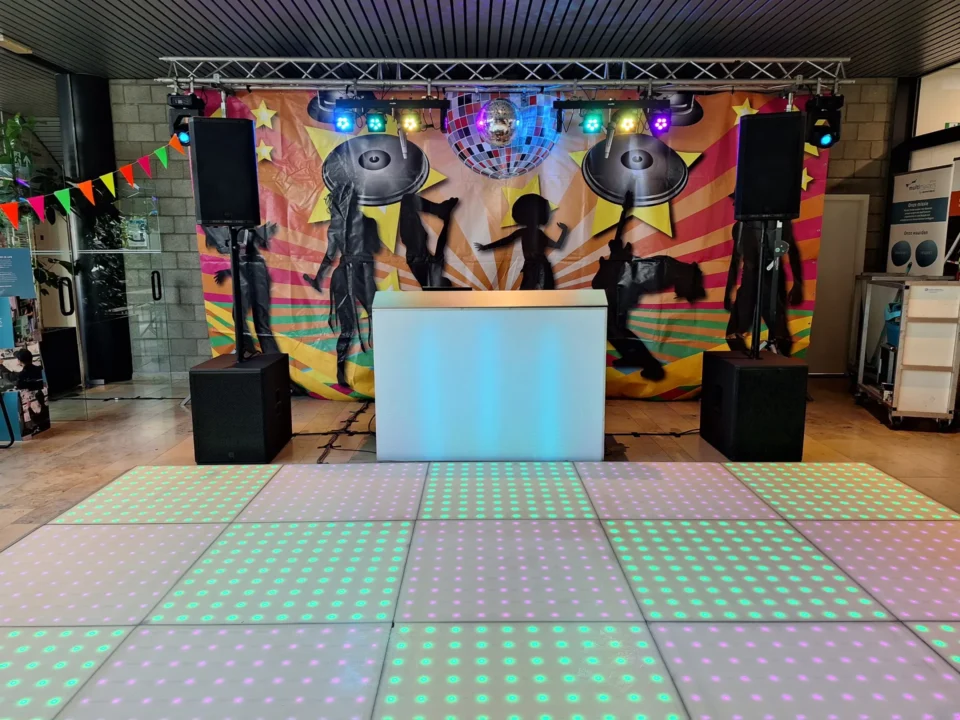 Jaren 70/80/90 themafeest dj met verlichte dansvloer
